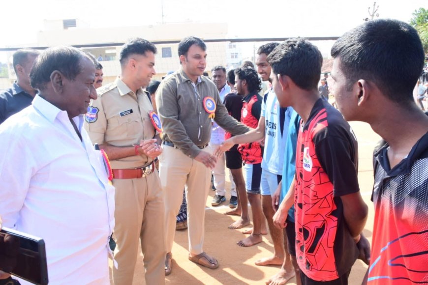 Sports Foster Friendship: Collector Sandeep Kumar Jha and SP Akhil Mahajan