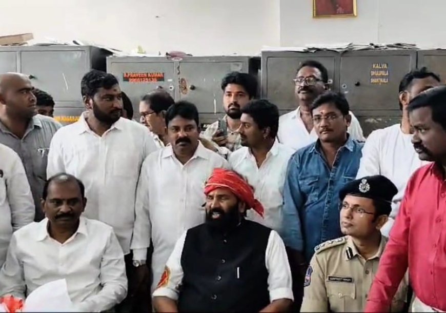 Minister Uttam Kumar Reddy Visits Huzur Nagar Sub-Jail and Extends New Year Greetings