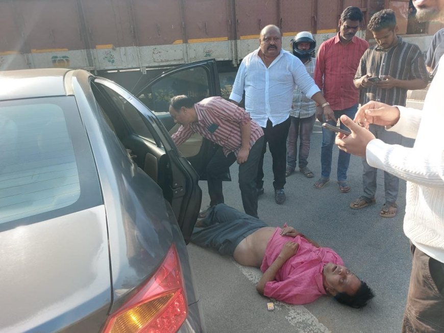 “MLA Gangula Kamalakar Demonstrates Humanity by Aiding Accident Victims”