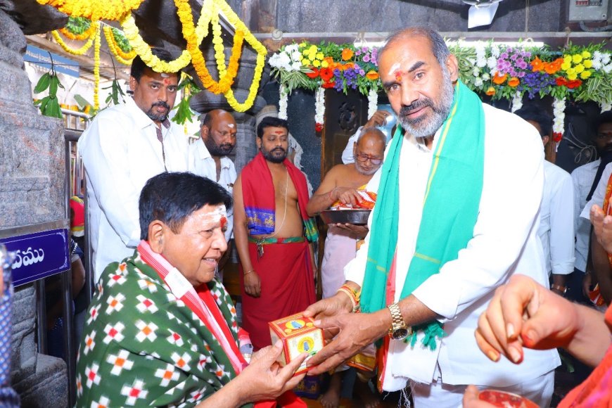 Bodhan MLA Sudershan Reddy Offers Prayers at Rajarajeswara Swamy Temple