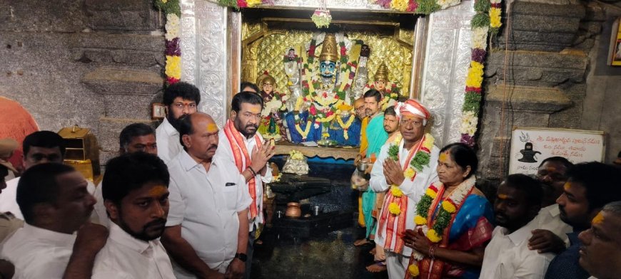 Station Ghanpur MLA Kadiyam Srihari and Wife Offer Prayers at Inavolu Sri Mallikarjuna Swamy Temple